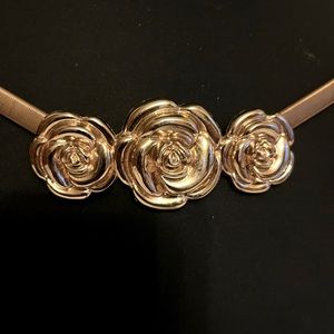 Vintage gold rosé waist stretch belt. Has 3 roses on the front which fastened